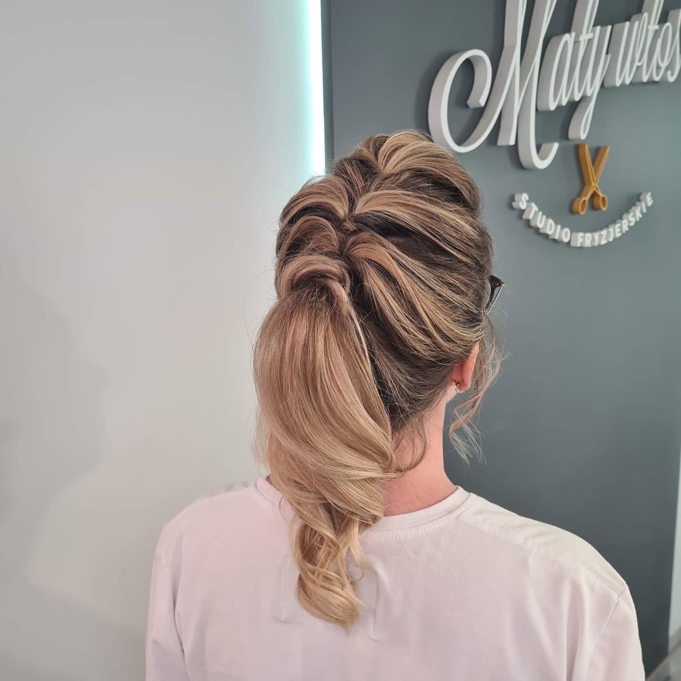 Ozdobny warkocz i upięcie z blond włosów